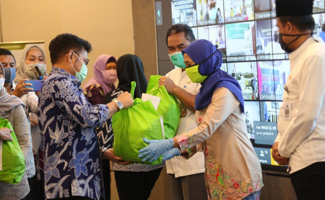 Kementan Serahkan Bantuan Rp 2,6 miliar untuk Karyawannya