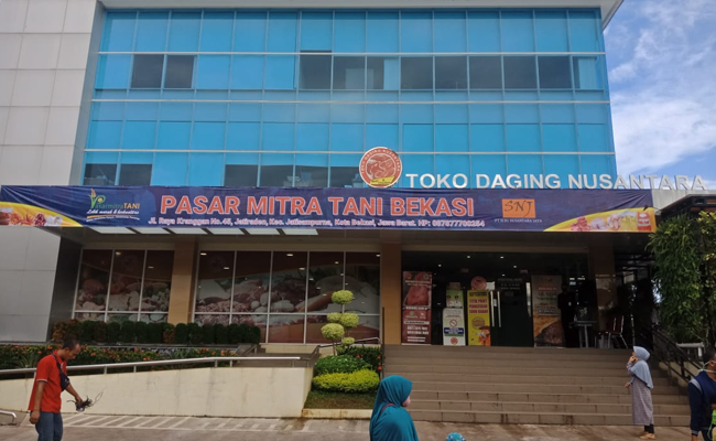Many Buyers Bought in Pasar Mitra Tani of Ministry of Agriculture in Bekasi