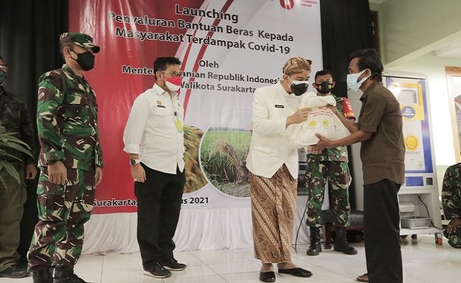 Bertolak Ke Solo, Mentan Serahkan Bantuan ATM Beras Untuk Masyarakat