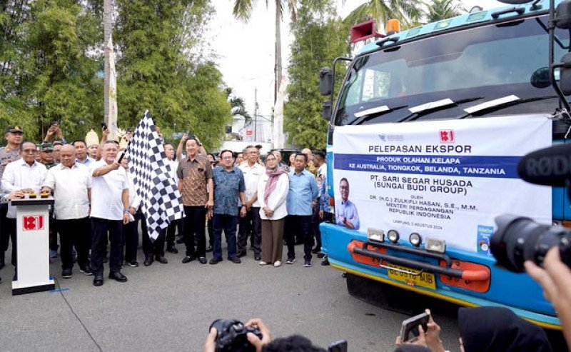 Mendag Zulkifli Hasan Lepas Ekspor Produk Kelapa Lampung Rp 25,3 Miliar