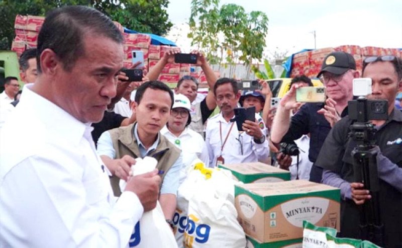 Dari Labuan Bajo, Mentan Amran Lepas Truk Bantuan Pangan untuk Korban Bencana NTT