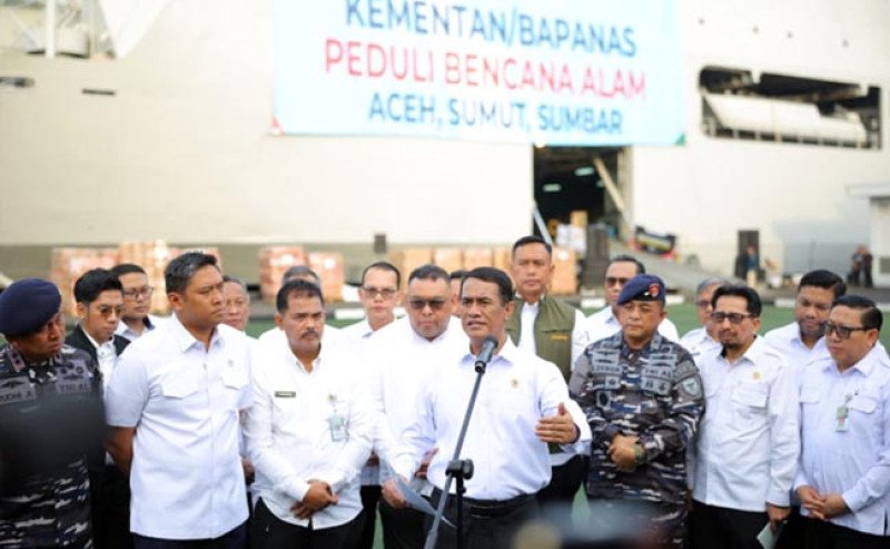 Mentan Amran Lepas Bantuan Kementan Peduli Tahap II ke Sumatera via KRI Surabaya