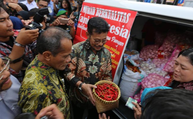 Mentan Syahrul Operasi Pasar Bawang Putih dan Cabai di Solo