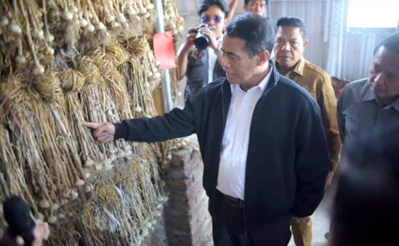 Mentan Amran Targetkan NTB Jadi Motor Swasembada Bawang Putih dan Jagung Nasional