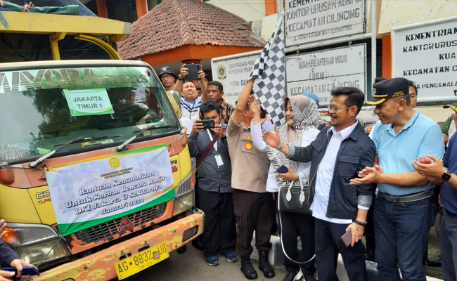 Mentan Syahrul Serahkan Bantuan ke 5 Titik Banjir di Jakarta-Tangerang