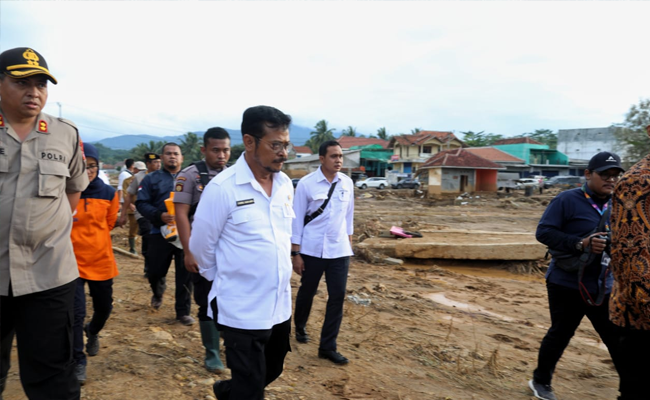 Mentan Syahrul Tinjau Lahan Pertanian Rusak Akibat Banjir di Lebak