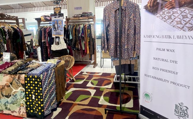 Inovasi Keren! Batik Ramah Lingkungan Berbahan Sawit Mejeng di Bandara Adi Sumarmo Solo