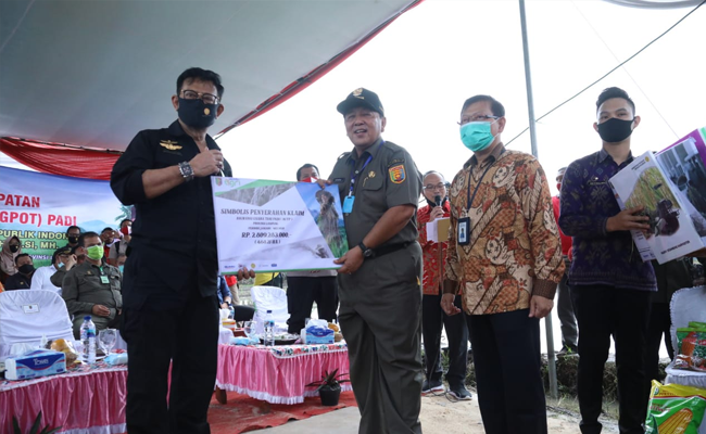 SYL Handed over the KUR, Tools Helps in Lampung