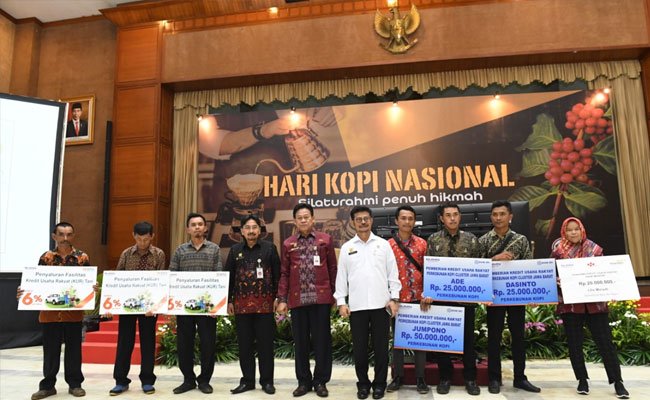 Increase the Productivity, the Coffee Farmers in Garut Got KUR