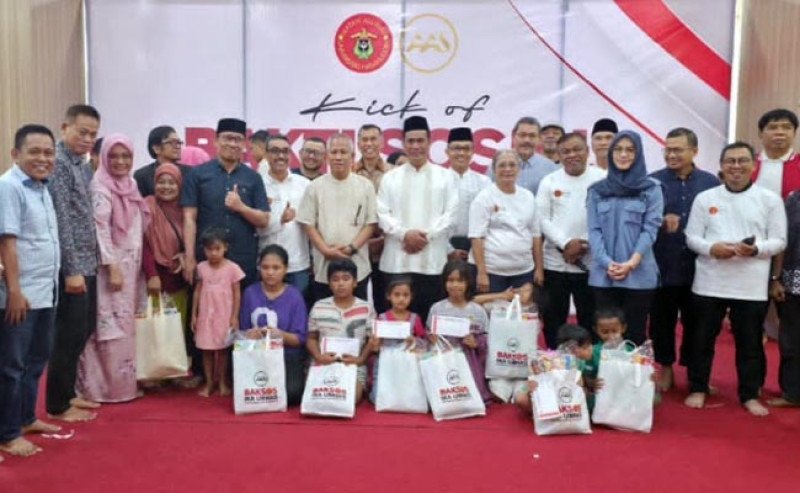 Ramadan Tanpa Sekat: Mentan Amran Bagikan Bantuan Pangan untuk 500 Warga Rentan di Makassar