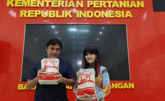 Murah dan Berkualitas, Ita Purnamasari Antusias Belanja di Pasar Mitra Tani