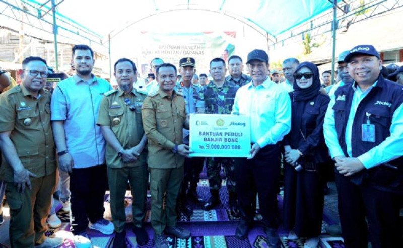Mentan Amran Salurkan Bantuan Rp9 Miliar untuk Korban Banjir di Bone