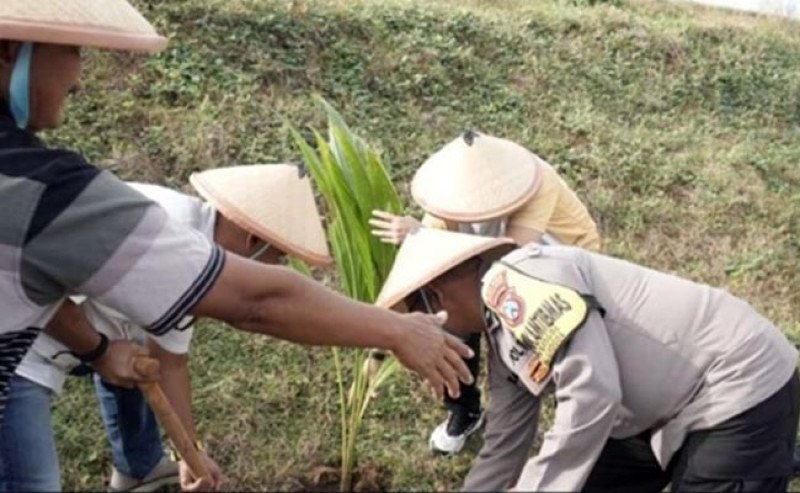 Imigrasi Kediri Tanam 200 Pohon Kelapa Dukung Ketahanan Pangan